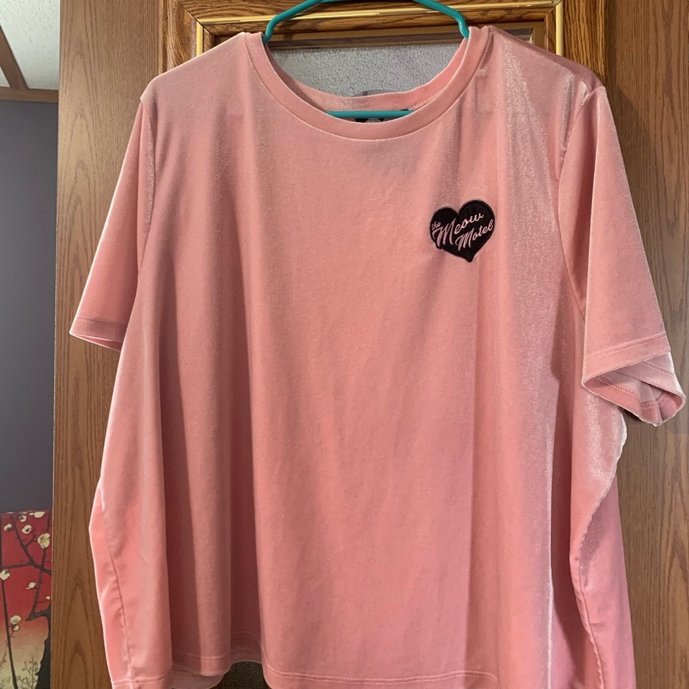 Forever 21 plus pink velvet t-shirt the meow motel